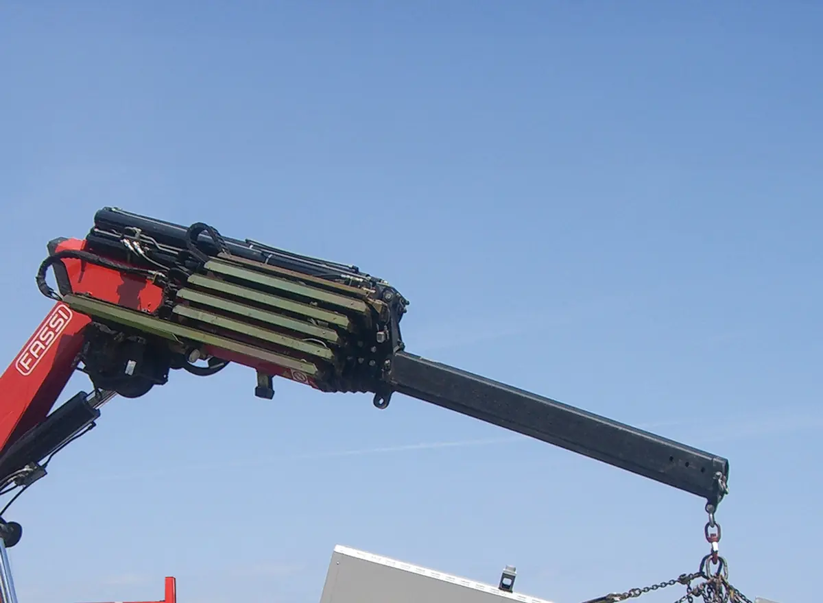 Braccio dell'autogru Fassi durante un intervento di sollevamento